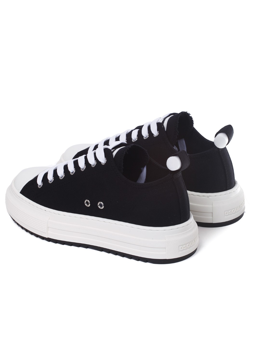 shop DSQUARED2 Saldi Sneakers: Dsquared2 sneakers in tela di cotone.
Cuciture a contrasto.
Suola a cassetta.
Stapa lettering "DSQUARED2" sulla linguetta.
Loop sul tallone.
Lettering "DSQUARED2" impresso sul retro.
Made in Italy.. SNM0309 00300001-2124 number 1799616